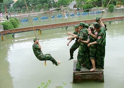 青岛企业军训与团队拓展训练：高效提升员工执行力与团队凝聚力