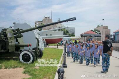 青岛青少年夏令营参观军舰