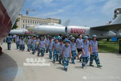 青岛青少年夏令营参观军舰