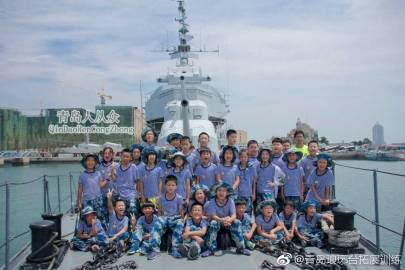 青岛青少年夏令营参观军舰